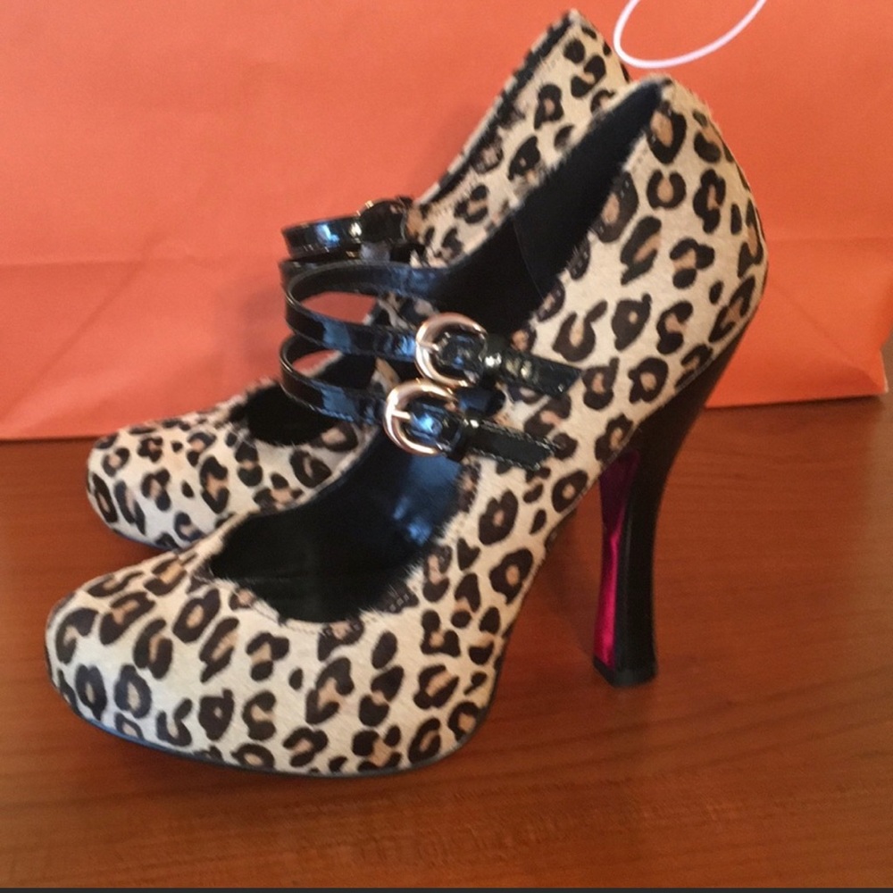⭐️BETSEY JOHNSON COW HAIR HEELS 💯AUTHENTIC - Picture 2 of 9